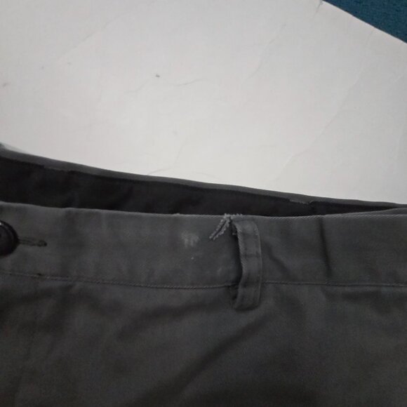 L.L. Bean Men's Size 44 Wrinkle-Free Double L Chino Comfort Shorts Charcoal Gray - Picture 4 of 9